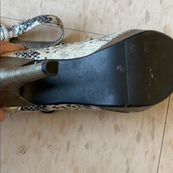 Size NINE Snake Skin Heels - Picture 4 of 4